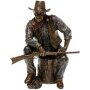 Bronze John Wayne Figur auf Baumstamm sitzend aus Kunstharz